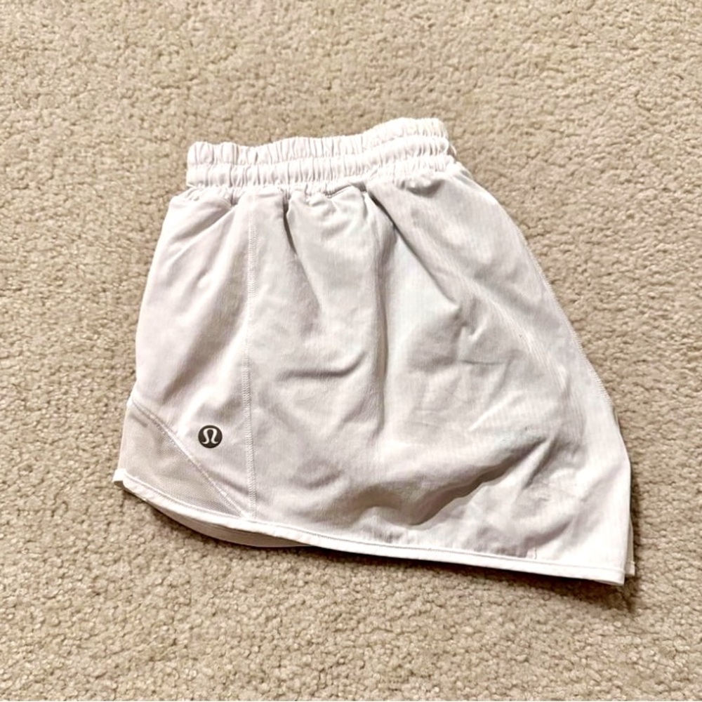 Lululemon hot shortys 2.5”